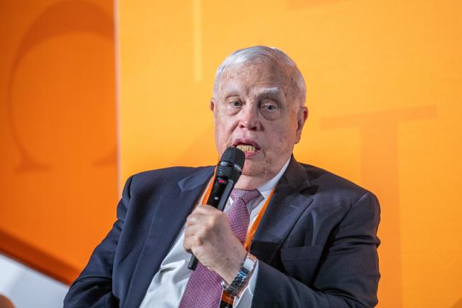 Premio Nobel James Hackerman